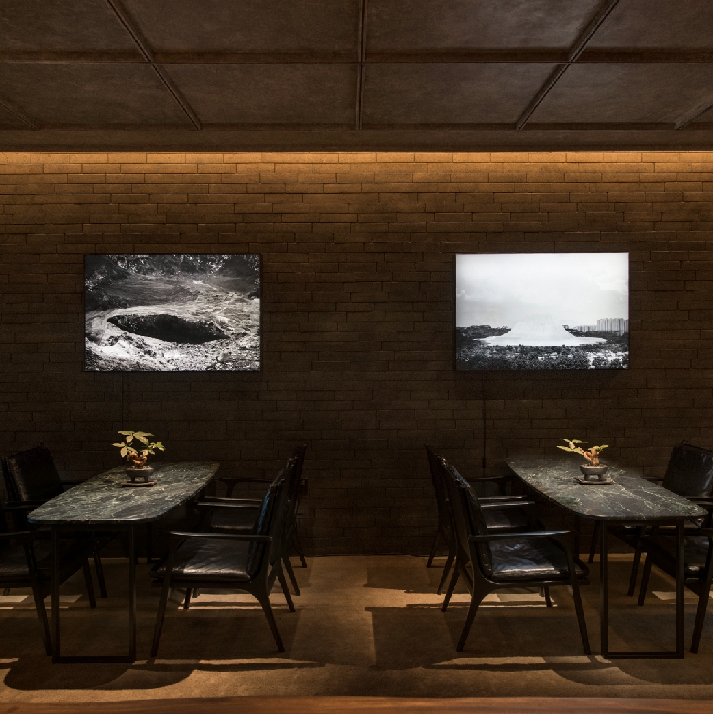 ARTATDEN-02-2 two black dining tables in a restaurant